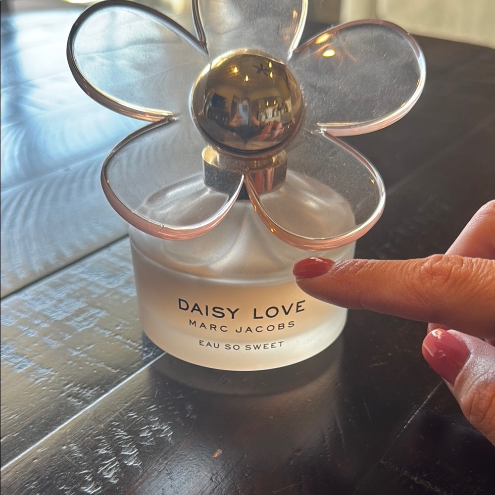 Marc Jacobs Daisy Love Eau So Sweet with Pink Floral Cap